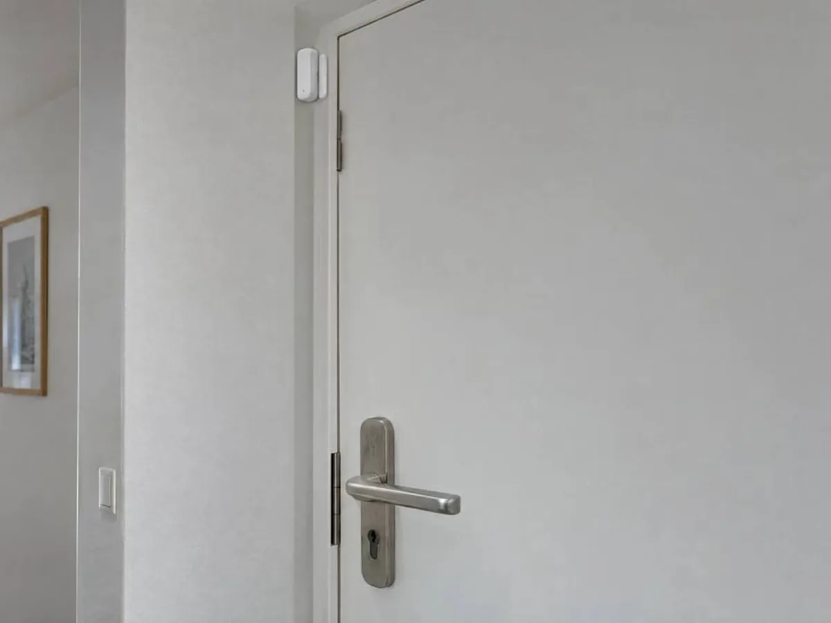 Wohnungstür mit Funk-Magnetkontakt am Türrahmen